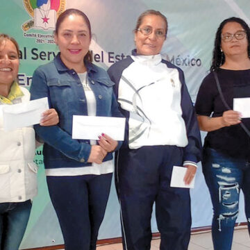 Entrega SMSEM apoyos a docentes para adquisición de prótesis