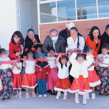 Manuel Vilchis entrega 200 laptops a escuelas de Zinacantepec