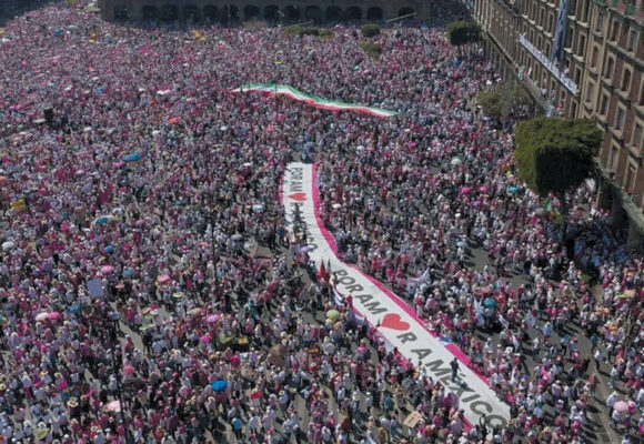 Autoridades capitalinas dieron a conocer que marcha en defensa del INE reunió alrededor de 90 mil personas