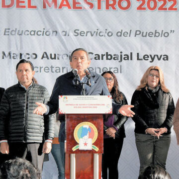 Entrega Marco Aurelio autos a profesores del Valle de Toluca