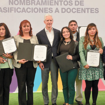 Entrega Del Mazo basificaciones a docentes de nivel básico