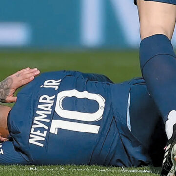 Neymar abandona juego ante el Lille con una lesión en el tobillo derecho