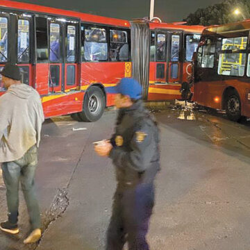 Chocan dos unidades de Metrobús