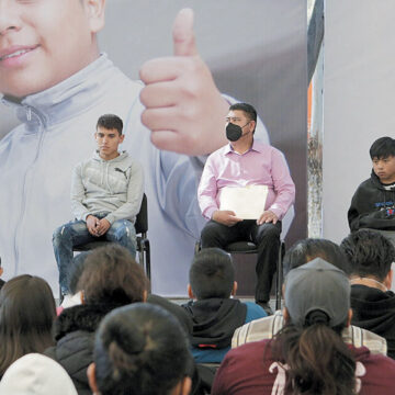 Entregan becas Familias Fuertes por la Educación