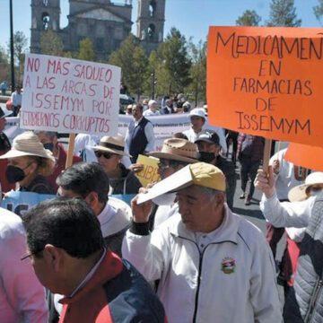 Marchan pensionados del ISSEMyM colapsando el centro de Toluca