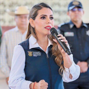 Evelyn Salgado visita El Durazno y les ofrece bienestar y desarrollo