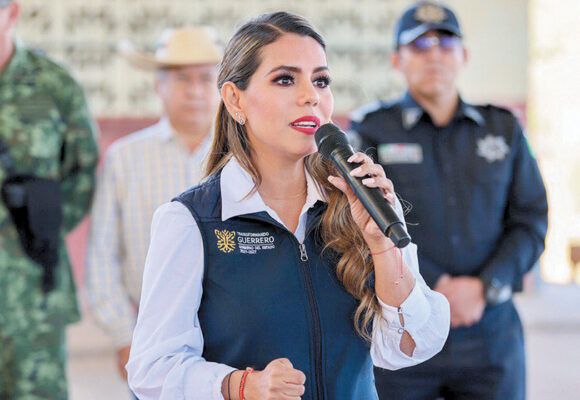 Evelyn Salgado visita El Durazno y les ofrece bienestar y desarrollo