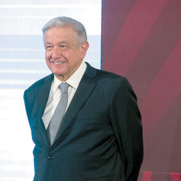 López Obrador advierte que hay países donde impera “oligarquía con fachada de democracia”