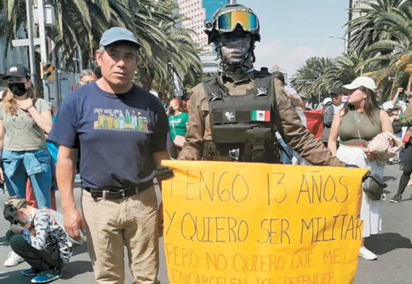 Manifestantes expresan apoyo a militares en movilización
