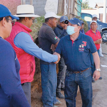 Manuel Vilchis y Paola Jiménez apoyan a vecinos de El Cóporo