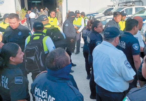 Protestan policías de Puerto Morelos, Quintana Roo
