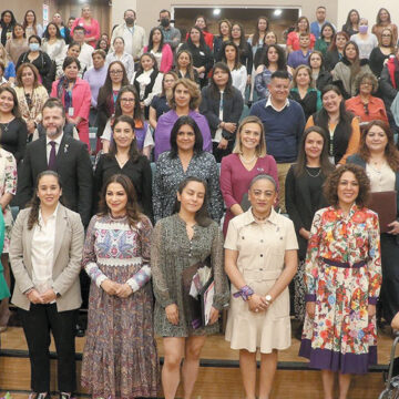 Reconocen la participación de las mujeres en foro “Mujeres más allá de los estereotipos”