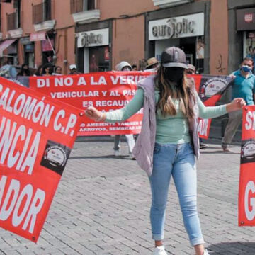 Se manifiestan contra verificación vehicular en el Congreso de Puebla
