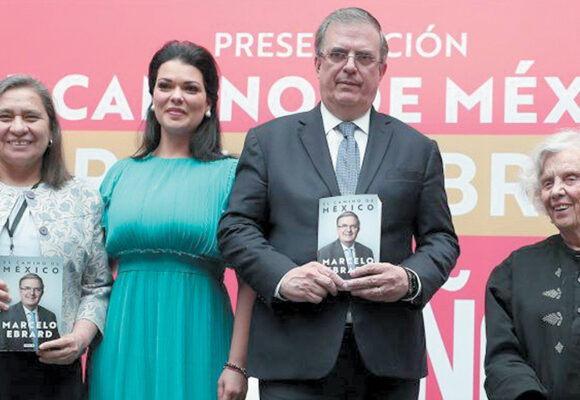 Confirma Ebrard su aspiración presidencial al presentar su libro