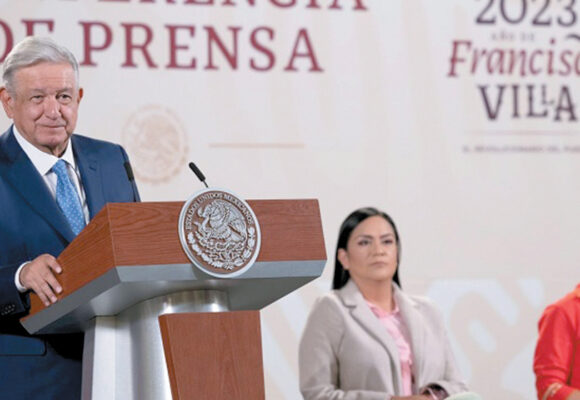 López Obrador exhibe altos salarios de ministros: acusó que no respetan la ley
