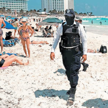 Pese a alarmas emitidas, spring breakers abarrotan playas de Cancún