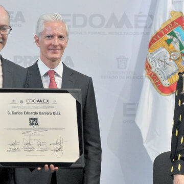 Recibe Presea “José Mariano Mociño Suárez Lozada” el Rector de la UAEMéx, Carlos Eduardo Barrera Díaz