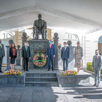 Rinde guardia de honor Rector de la UAEMéx por natalicio de Benito Juárez