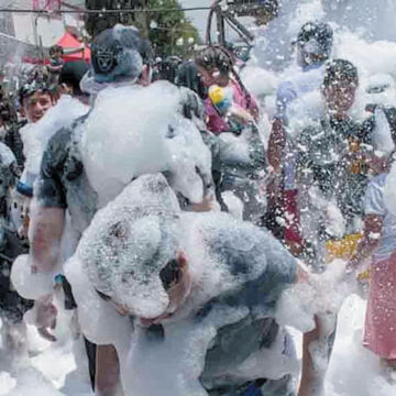 Hidalgo realiza fiesta de espuma para evitar desperdicio de agua