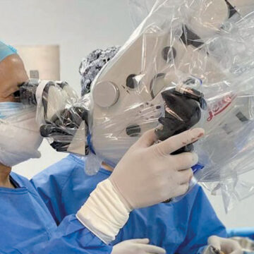 Médicos del ISSSTE realizan la implantación de un chip cerebral en pacientes con Parkinson