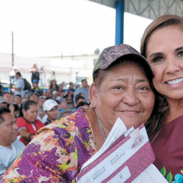 Entrega Mara Lezama tarjetas a familias para transformar sus viviendas