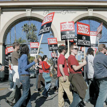 Guionistas en Hollywood inician huelga por el streaming