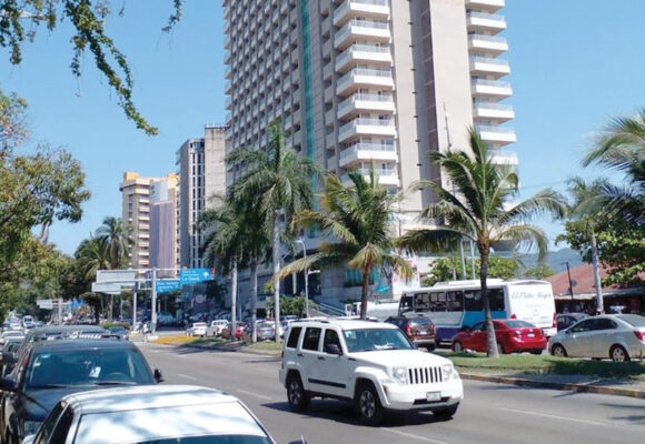 Hoteleros de la zona Tradicional de Acapulco se resisten a cerrar