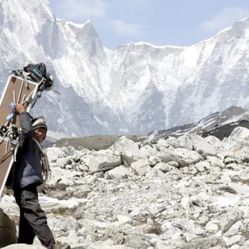 Montañista india y guía nepalí mueren en el Everest