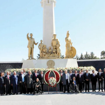 Inaugura SMSEM en el Día del Maestro Plaza de la Unidad Sindical