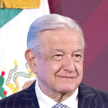 Maestras y maestros recibirán aumento salarial de 8.2%: AMLO