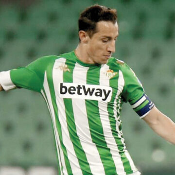 Betis amplía contrato de Andrés Guardado para la próxima temporada