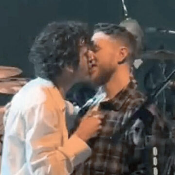 Cancelan festival en Malasia por un beso entre el vocalista de The 1975, Matty Healy, con un hombre