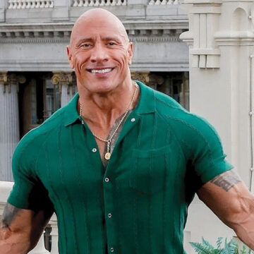 Dwayne Johnson del lado de los actores, actrices y guionistas; hace donación al sindicato