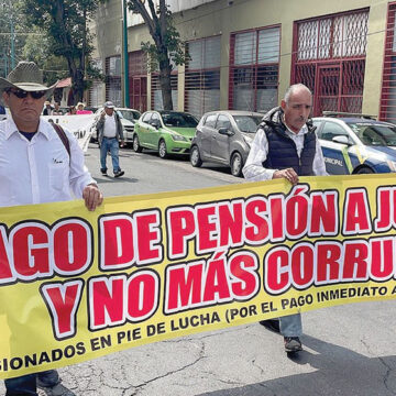 Pensionados del ISSEMyM toman las calles de Toluca para exigir los pagos pendientes