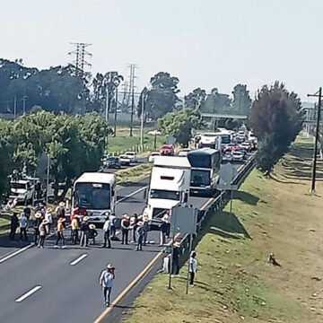 Bloquean la Toluca-Atlacomulco, exigen cese al “bombardeo” de nubes