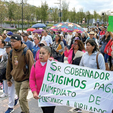 Pensionados del ISSEMyM se manifiestan en Toluca; piden la regularización de sus pagos