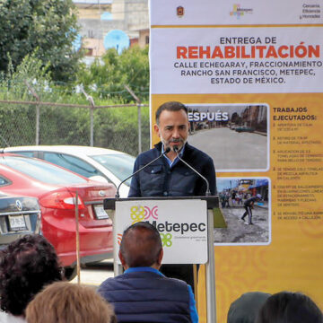 Entregaron la rehabilitación de la calle Echegaray en el Fraccionamiento Rancho San Francisco, en Metepec