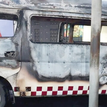 Incendian camioneta de transporte público en Coacalco por derecho de piso