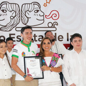 Mara Lezama entrega Premio Estatal de la Juventud 2023