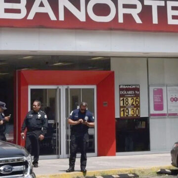 Grupo armado asalta banco en Boulevard Aeropuerto, en Toluca