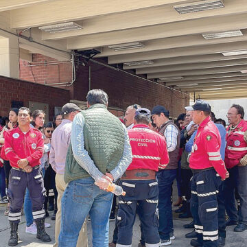 Bomberos de Toluca amagan con huelga en caso de no recibir los pagos que les adeudan