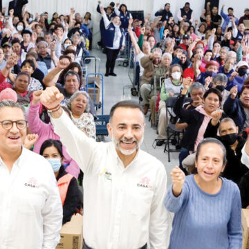 Entrega Flores Fernández apoyos a familias de Infonavit San Francisco