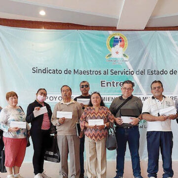 Entrega SMSEM más de mil 800 apoyos asistenciales a maestros