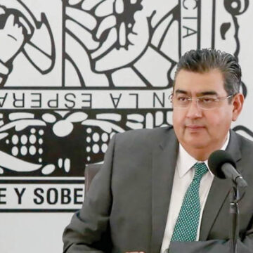 Gobernador de Puebla propone que Morena mida a 8 en la encuesta rumbo a la gubernatura