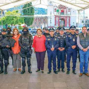 Marisol Arias entrega apoyos a elementos de seguridad pública y de emergencias en Atlacomulco