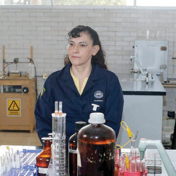 Rosa María Fuentes Rivas, investigadora UAEMéx, estudia las características del agua en favor de la salud