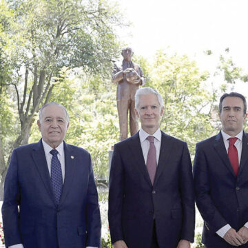 Encabeza Alfredo del Mazo homenaje a Don Nemesio Diez con develación de estatua