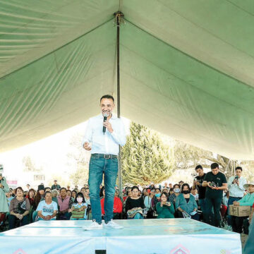 Fernando Flores hace entrega de despensas a vecinos de San Salvador Tizatlalli