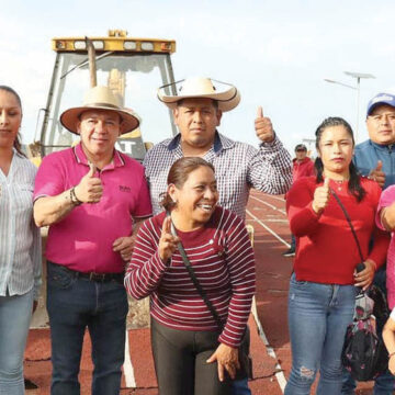 Manuel Vilchis supervisa la pavimentación de calles y rehabilitación de cancha de fútbol en Zinacantepec