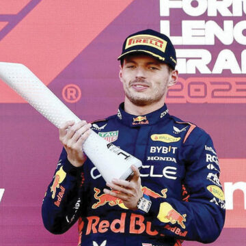 Verstappen vuelve a arrasar y acaricia su tercer título